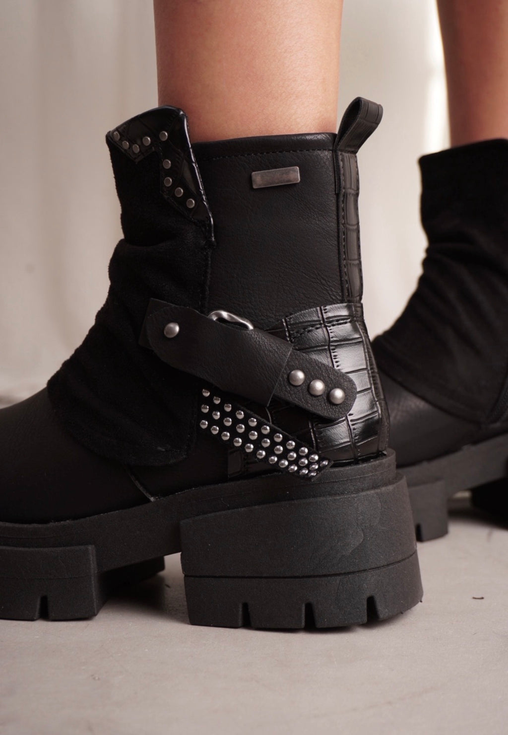 DARK BLACK