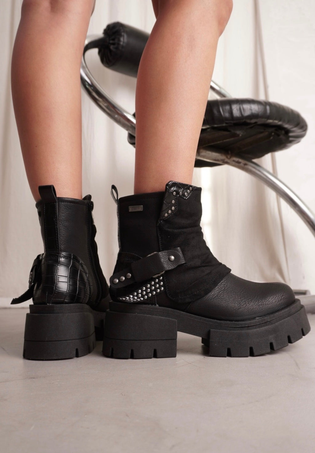 DARK BLACK